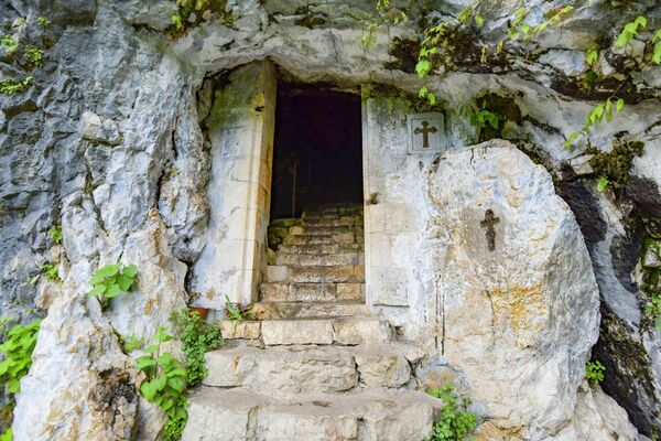 Каменные ступени к гроту были выложены монахами Новоафонского монастыря в 1884 году, которые прорубили дверь в пещеру. - Sputnik Абхазия
