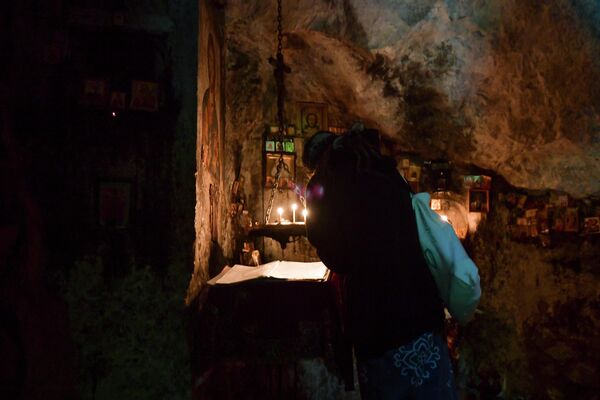 Тысячи местных жителей и туристов посещают грот-келью Симона Кананита для того, чтобы помолиться. - Sputnik Абхазия