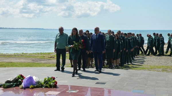День памяти жертв Кавказской войны: к памятнику Махаджирам возложили цветы - Sputnik Абхазия