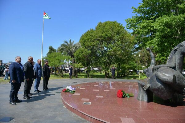 День памяти жертв Кавказской войны: к памятнику Махаджирам возложили цветы - Sputnik Абхазия