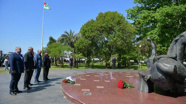 День памяти жертв Кавказской войны: к памятнику Махаджирам возложили цветы - Sputnik Аҧсны