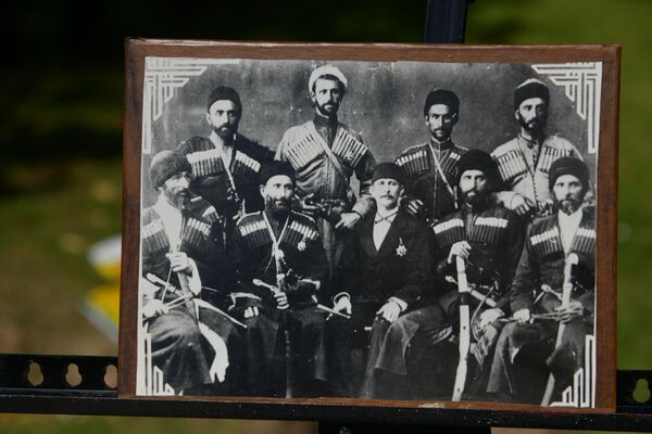 У памятника Махаджирам представлена фотовыставка  - Sputnik Абхазия