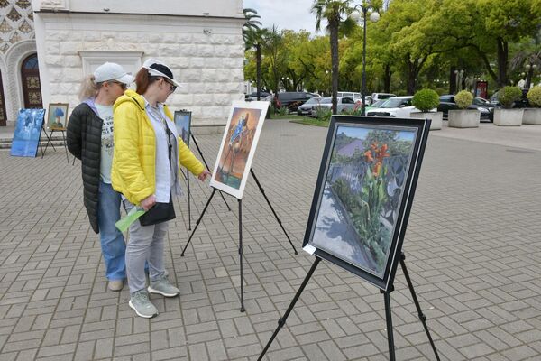На набережной Сухума открылась выставка картин репатриантов - Sputnik Абхазия