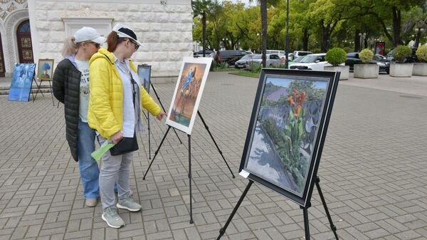 На набережной Сухума открылась выставка картин репатриантов в честь памяти жертв Кавказской войны - Sputnik Аҧсны