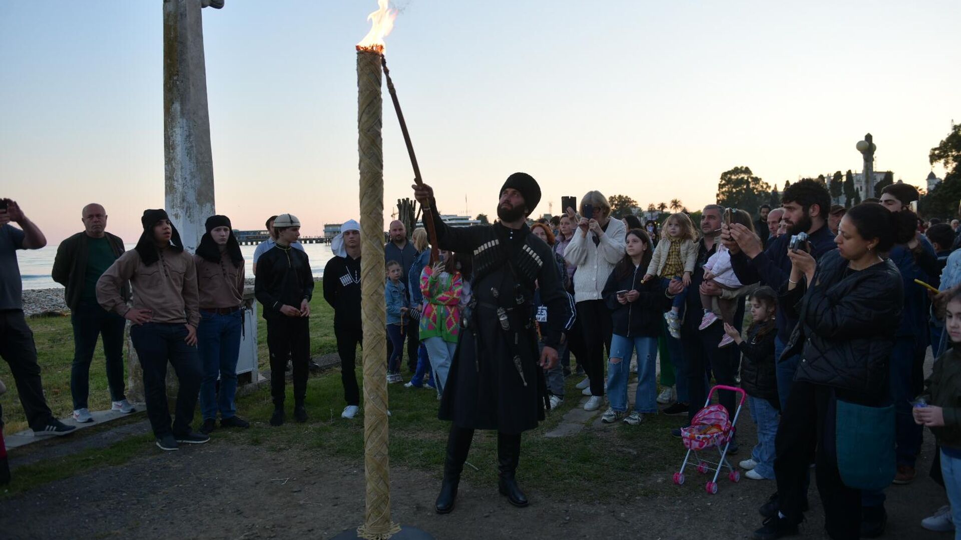 В память о жертвах Кавказской войны в Сухуме зажгли поминальную свечу и костер - Sputnik Аҧсны, 1920, 21.05.2022