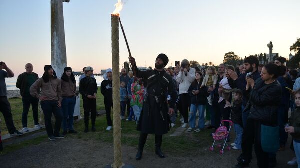 В память о жертвах Кавказской войны в Сухуме зажгли поминальную свечу и костер - Sputnik Аҧсны