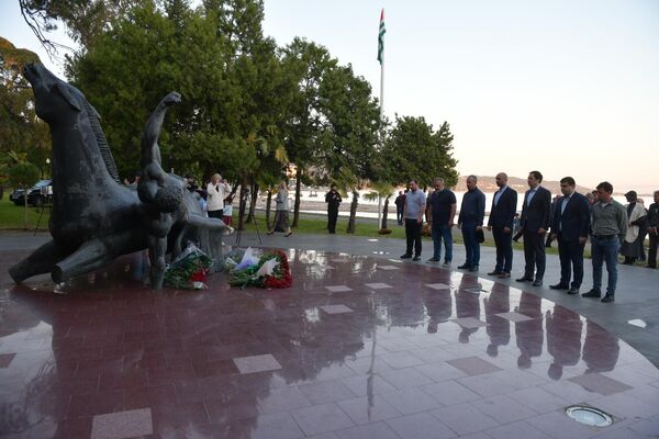 В память о жертвах Кавказской войны в Сухуме зажгли поминальную свечу и костер - Sputnik Абхазия