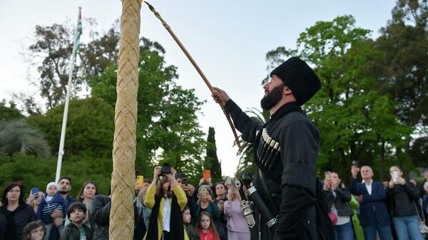 В память о жертвах Кавказской войны в Сухуме зажгли поминальную свечу и костер - Sputnik Абхазия