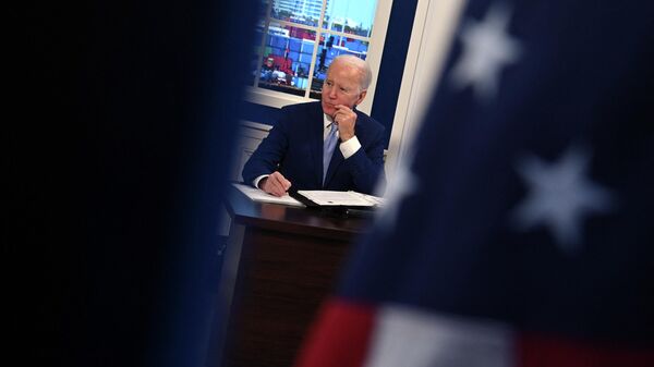 Президент США Джо Байден слушает во время встречи с Целевой группой - Sputnik Абхазия