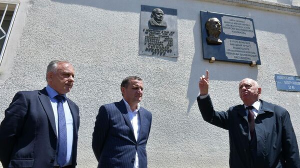 Открытие памятной стелы в доме, где жил народный артист Республики Абхазия Лео Касландзия  - Sputnik Абхазия