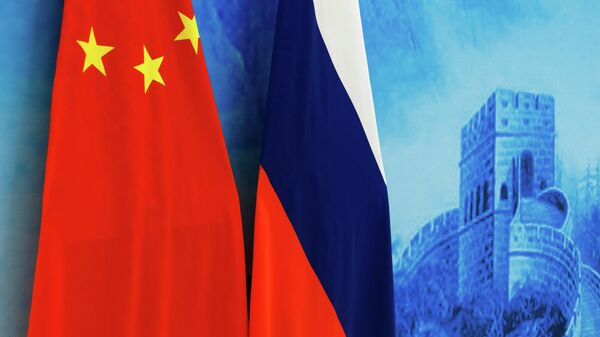 Флаги России и КНР на XXIII заседании межправительственной комиссии по военно-техническому сотрудничеству в Пекине - Sputnik Абхазия