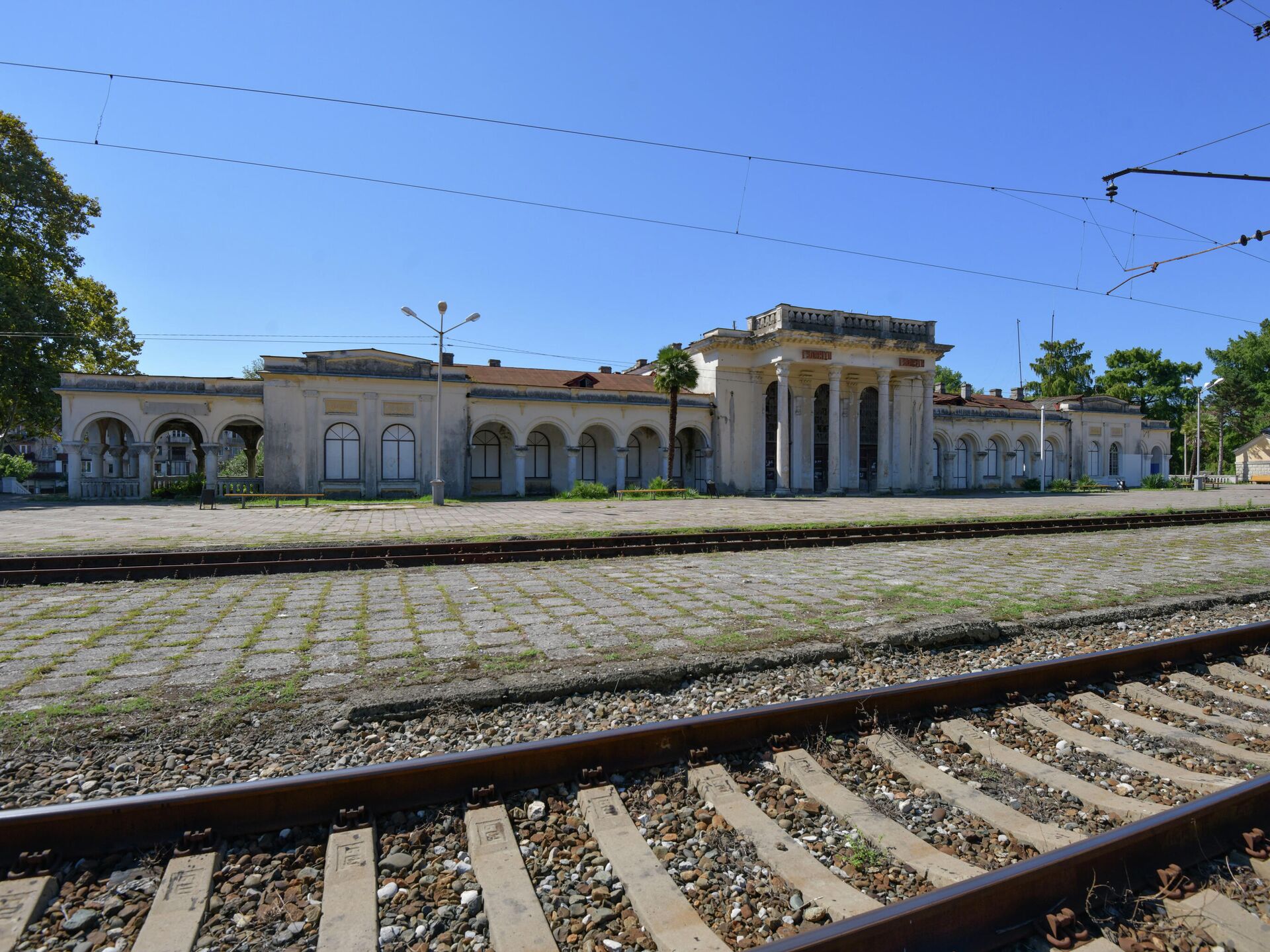 Абхазия на машине 2023. Станция Гудаута. Гудаута Железнодорожный вокзал. Гудаутский вокзал 2024. Вокзал Абхазии 2023.