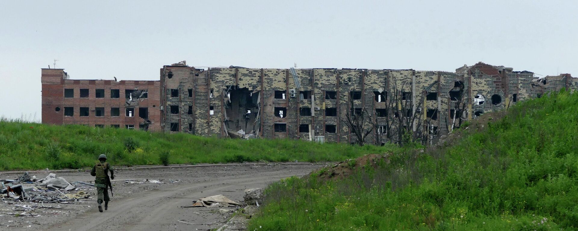 Разрушенные здания на территории Донецкого аэропорта. - Sputnik Абхазия, 1920, 27.05.2022