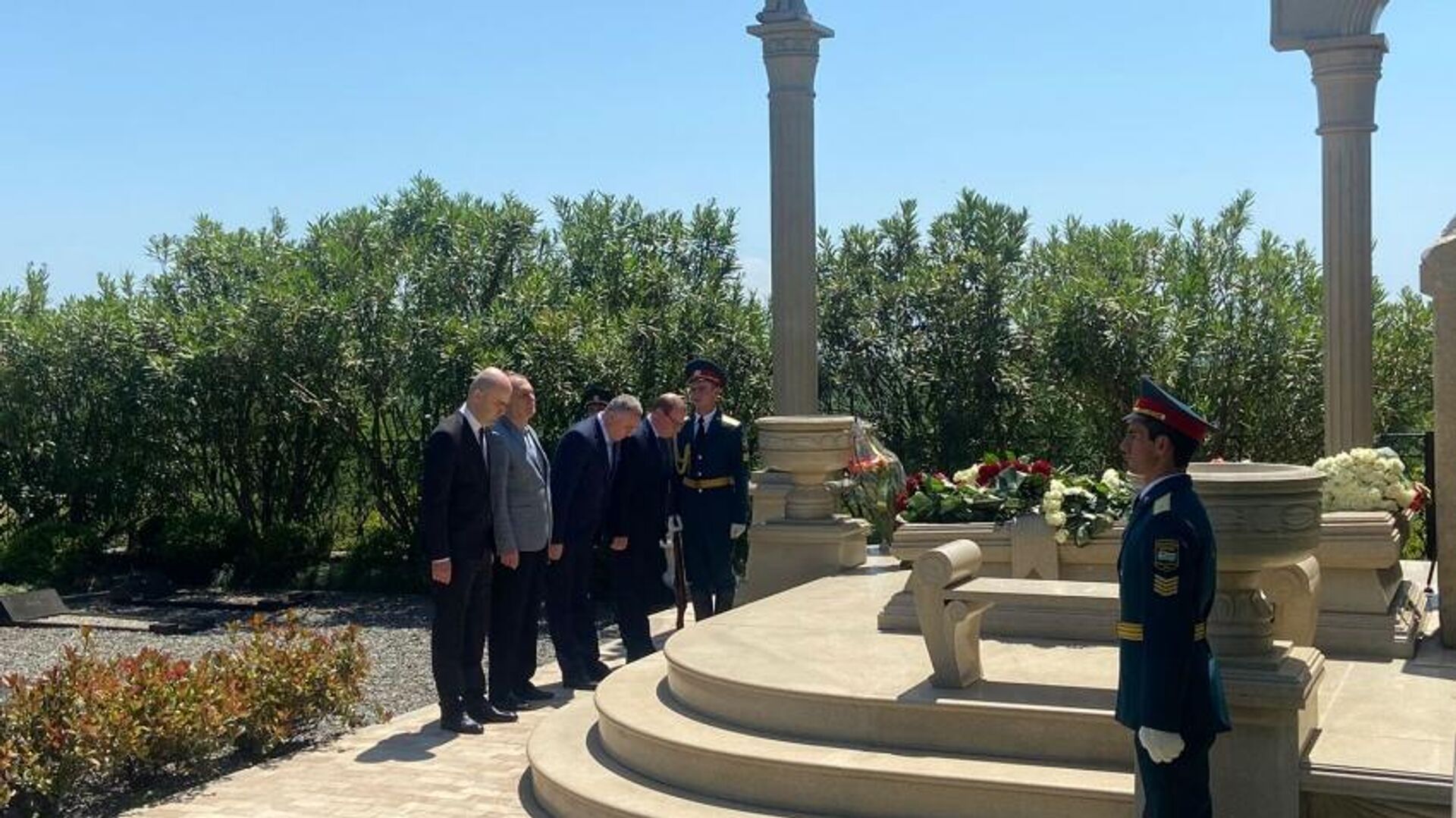 Вице-президент Бадра Гунба возложил цветы к могиле Сергея Багапш в его родовом селе Джгярда - Sputnik Абхазия, 1920, 29.05.2022
