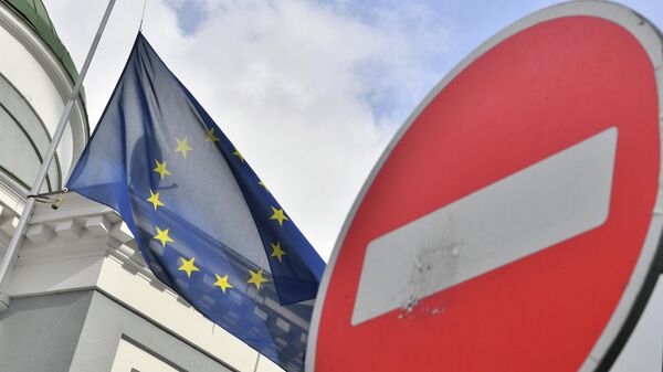 Флаг ЕС у здания представительства Европейского Союза в Москве. - Sputnik Аҧсны