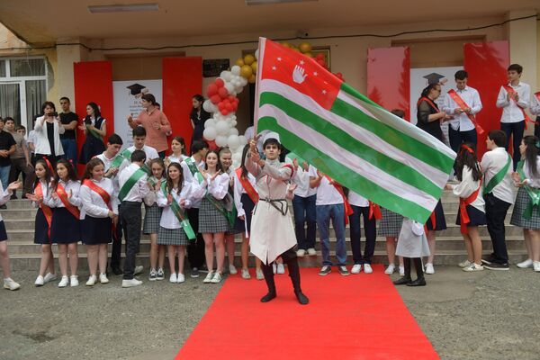 Последний звонок в пятнадцатой и пятой школах  - Sputnik Абхазия
