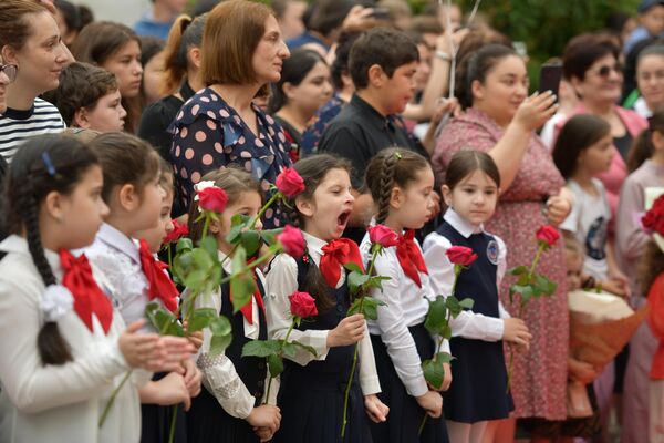 Последний звонок в пятнадцатой и пятой школах  - Sputnik Абхазия