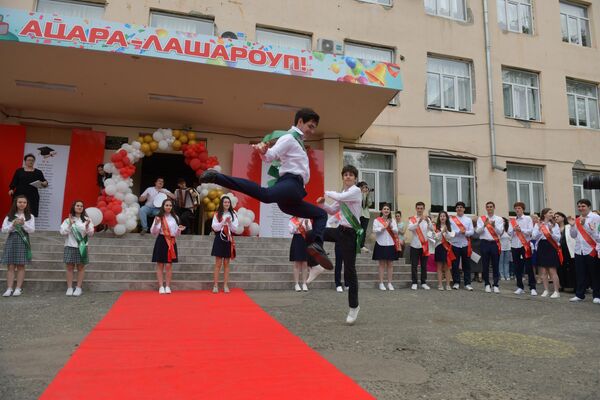 Впереди их ждут выпускные и вступительные экзамены и взрослая жизнь. - Sputnik Абхазия