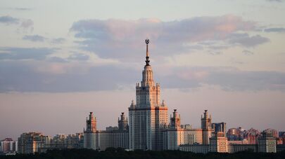 Вид на здание Московского государственного университета имени М. В. Ломоносова на Воробьевых горах в Москве.