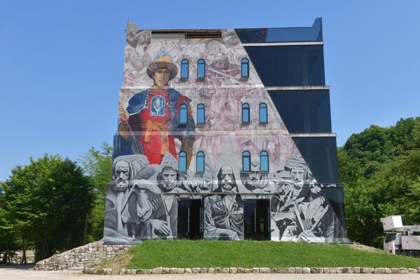 Оформление башенной стены историческими мотивами в этнографическом музее  - Sputnik Абхазия