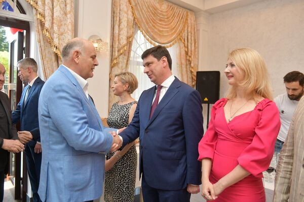 Аслан Бжания  на торжественном  приеме в Посольстве РФ в Абхазии ко Дню России - Sputnik Абхазия