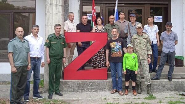 В Сухуме в поддержку России установлена эмблема Z - Sputnik Абхазия