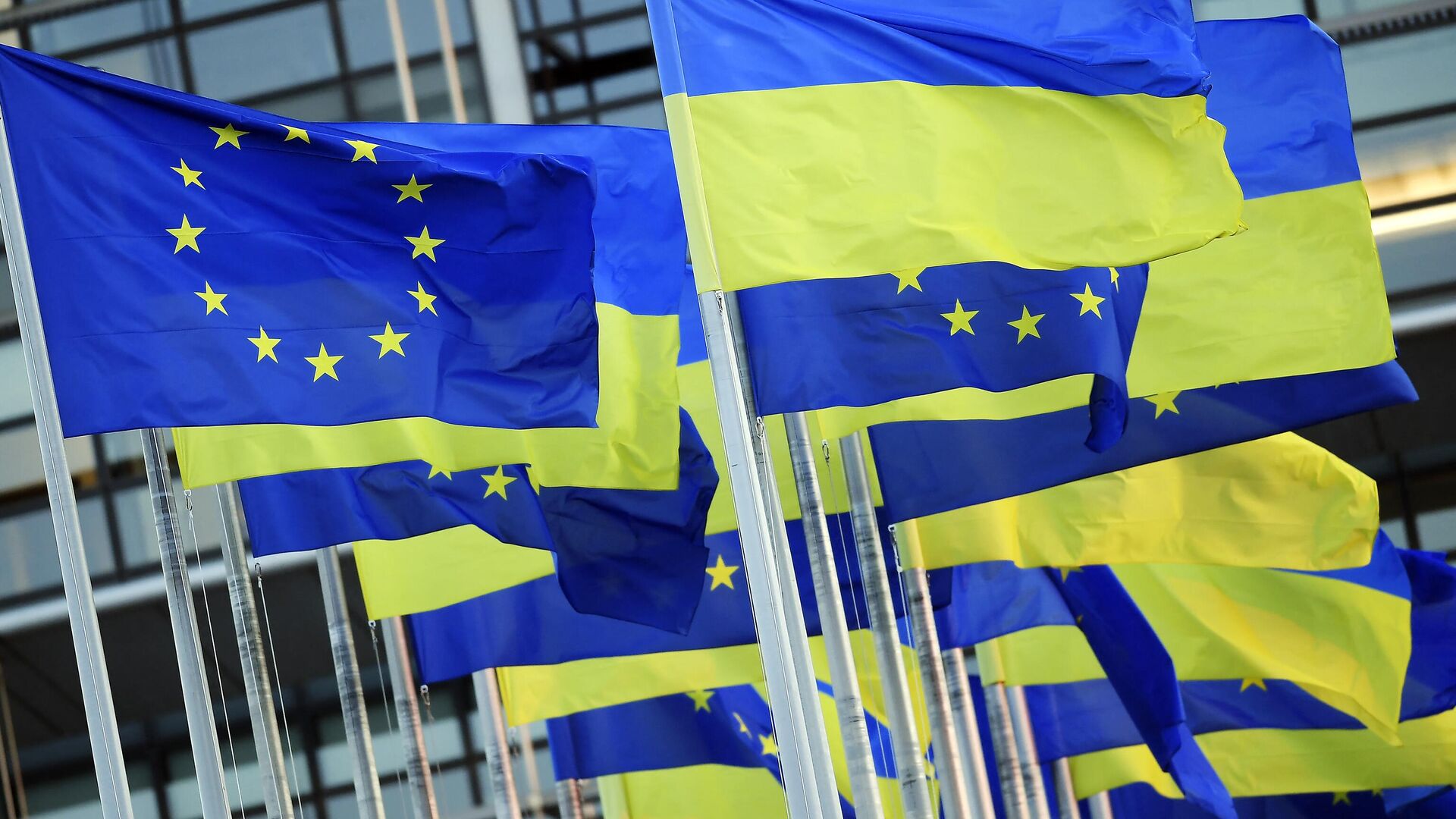 Флаги ЕС и Украины, развевающиеся возле здания Европейского парламента в Страсбурге, восточная Франция - Sputnik Абхазия, 1920, 13.06.2022