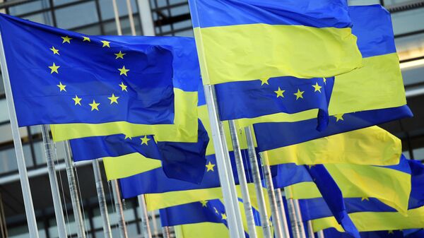 Флаги ЕС и Украины, развевающиеся возле здания Европейского парламента в Страсбурге, восточная Франция - Sputnik Абхазия