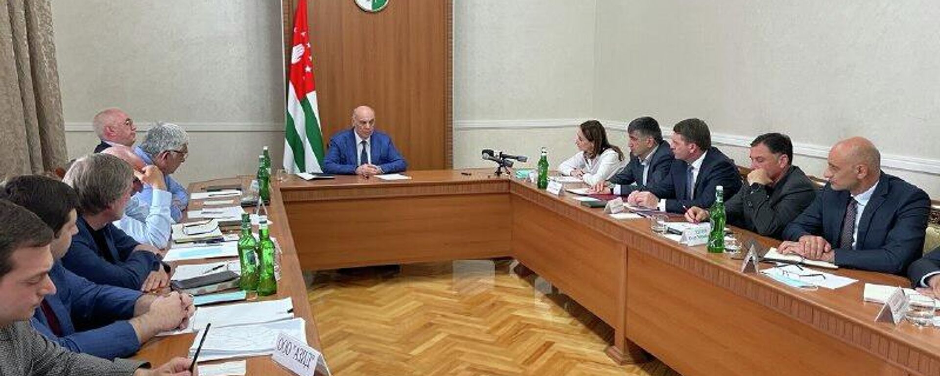 Президент Аслан Бжания провел совещание по ситуации на рынке топлива  - Sputnik Абхазия, 1920, 13.06.2022