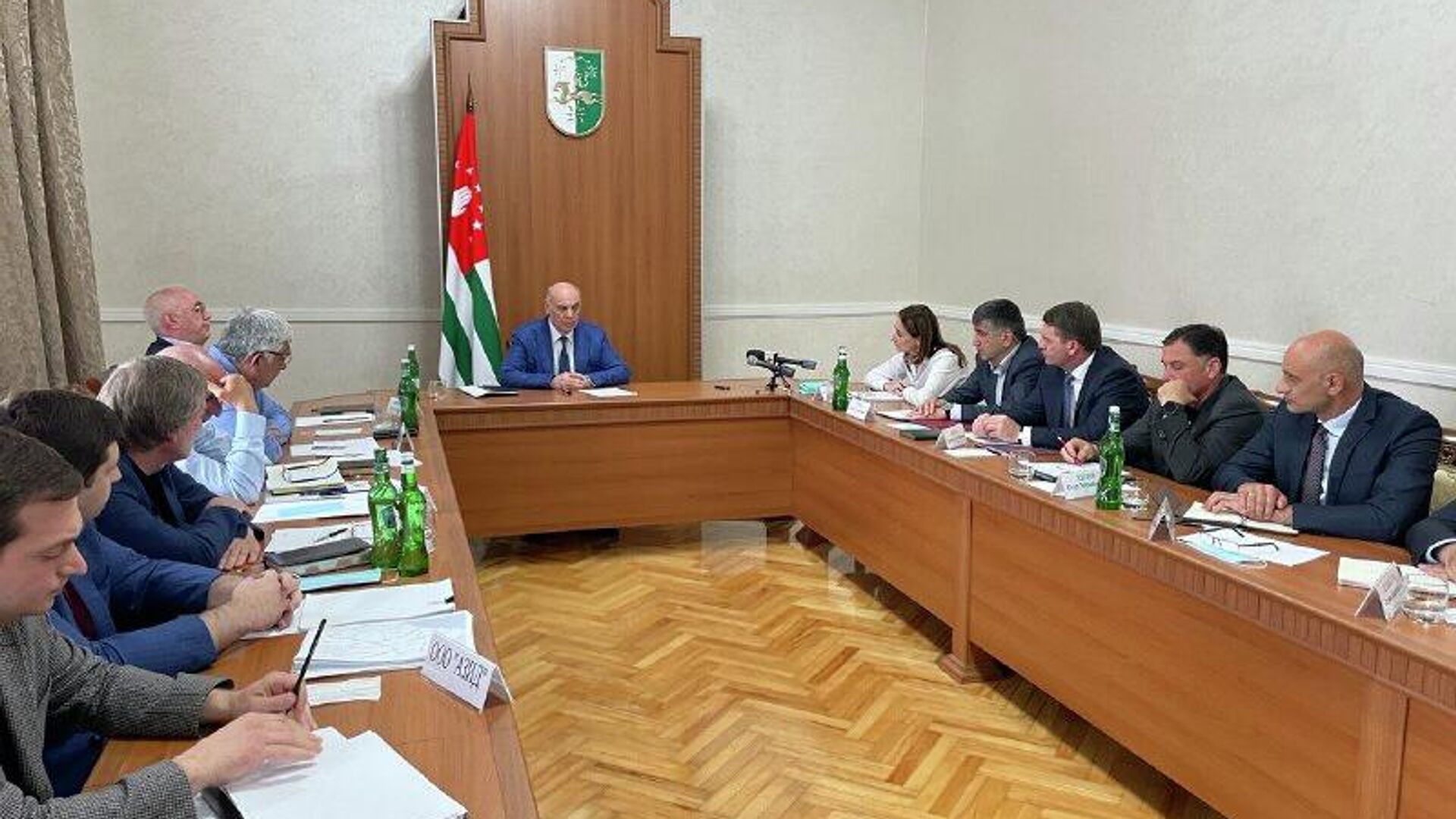 Президент Аслан Бжания провел совещание по ситуации на рынке топлива  - Sputnik Абхазия, 1920, 13.06.2022
