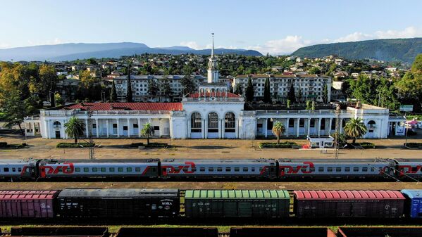В 2019 году руководство предприятия &quot;Абхазские железные дороги&quot;  рассказывало, что в планах полностью восстановить здания. - Sputnik Абхазия