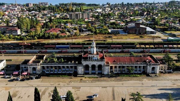 Одна из достопримечательностей Сухума – столичный вокзал. - Sputnik Абхазия
