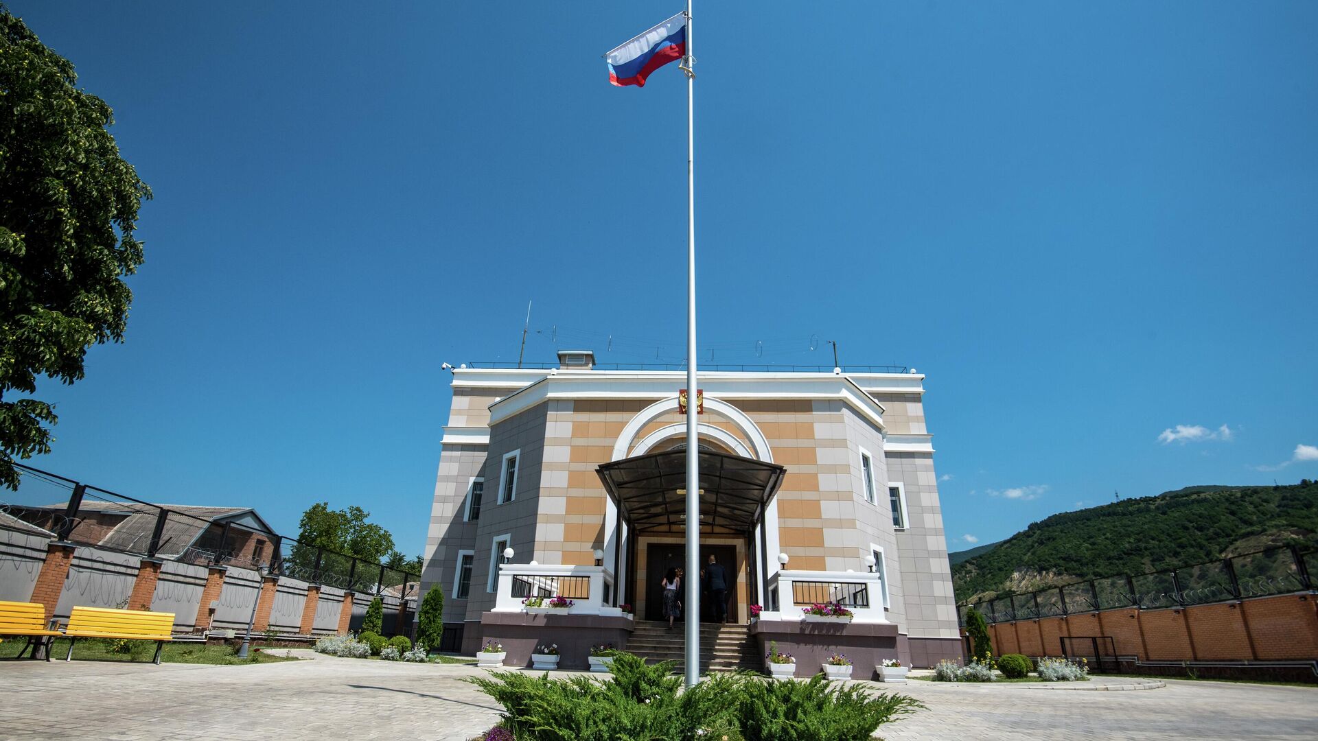 Здание посольства РФ в Южной Осетии в Цхинвале - Sputnik Абхазия, 1920, 21.06.2022