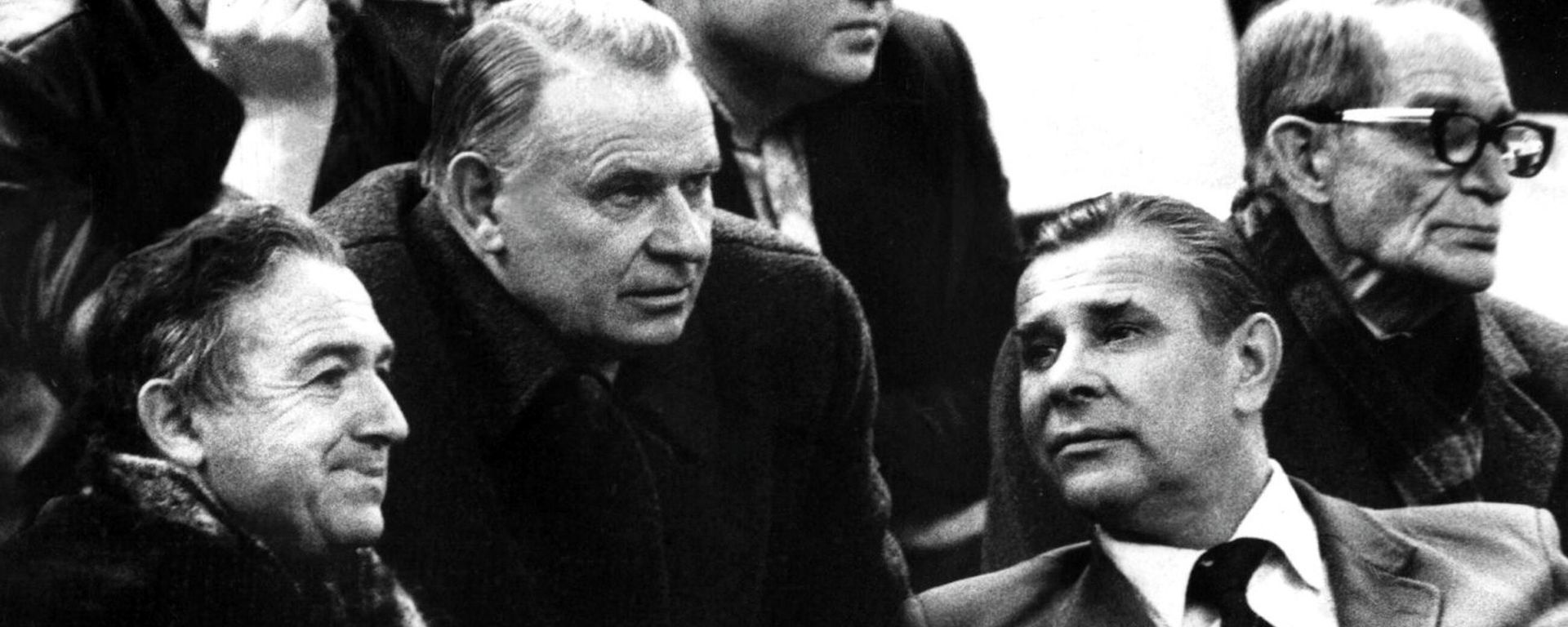 Легендарные футболисты (слева направо) — Никита Симонян, Константин Бесков, Лев Яшин - Sputnik Абхазия, 1920, 24.11.2025