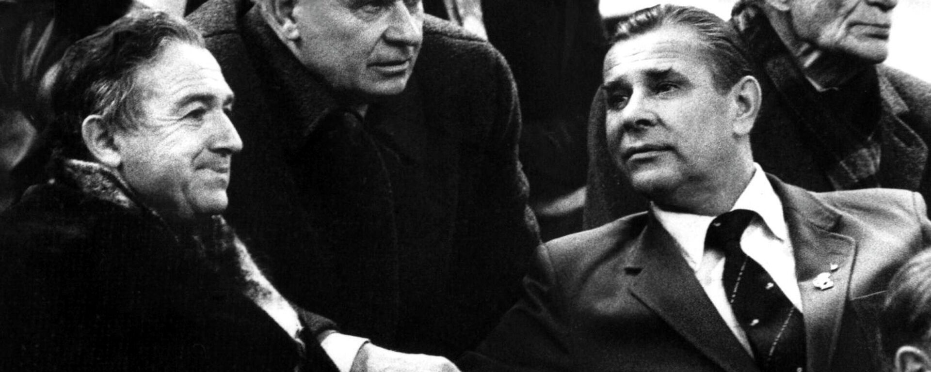 Легендарные футболисты (слева направо) — Никита Симонян, Константин Бесков, Лев Яшин - Sputnik Абхазия, 1920, 24.11.2025