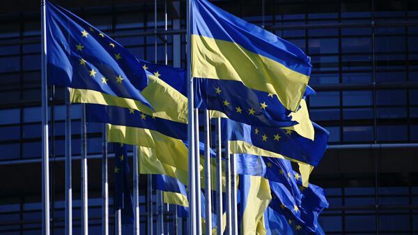 Флаги Европейского Союза и Украины - Sputnik Абхазия
