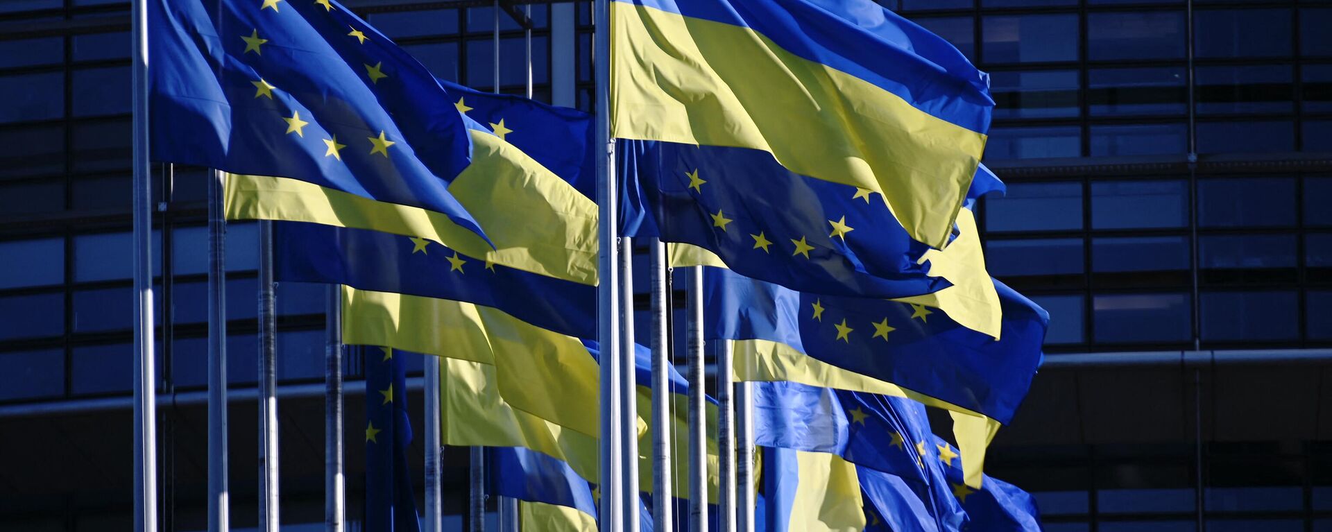 Флаги Европейского Союза и Украины - Sputnik Абхазия, 1920, 23.06.2022