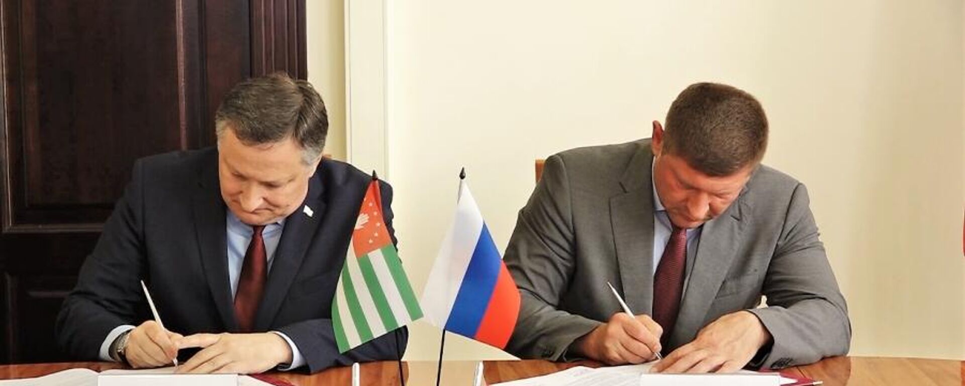 Мэры Сухума и Краснодара подписали соглашение о торжественном подтверждении побратимских связей - Sputnik Аҧсны, 1920, 25.06.2022