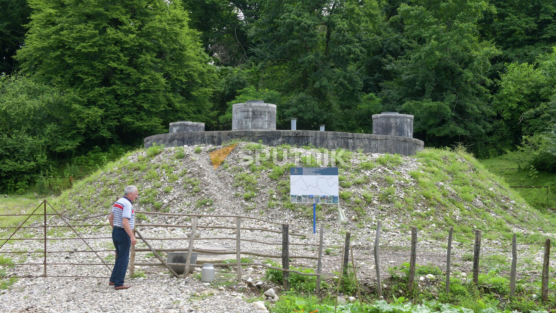 Накопительный резервуар для воды и жители села Абгархук  - Sputnik Абхазия, 1920, 29.06.2022