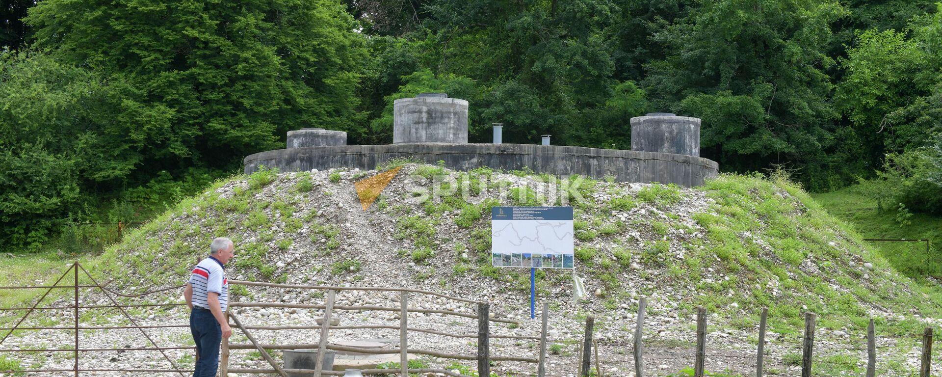 Накопительный резервуар для воды и жители села Абгархук  - Sputnik Абхазия, 1920, 29.06.2022
