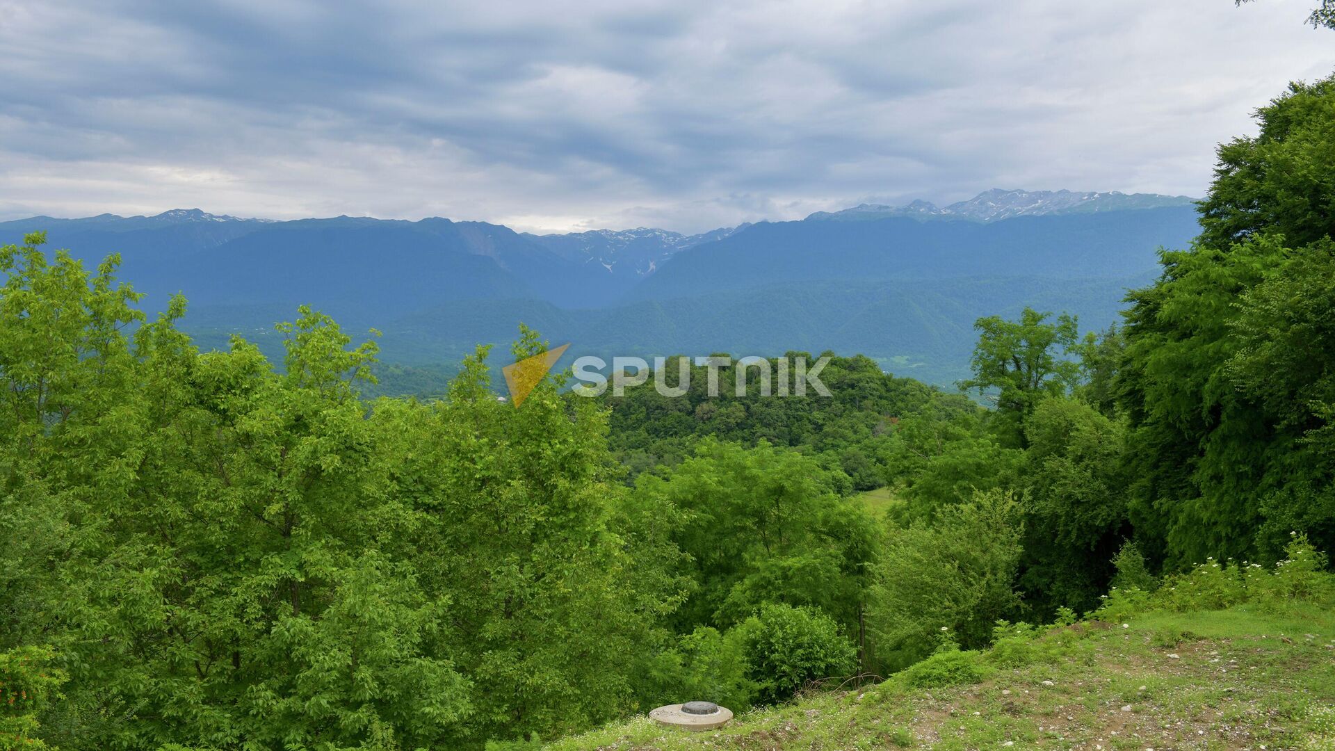 Накопительный резервуар для воды и жители села Абгархук  - Sputnik Абхазия, 1920, 05.07.2022