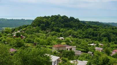 Накопительный резервуар для воды и жители села Абгархук 