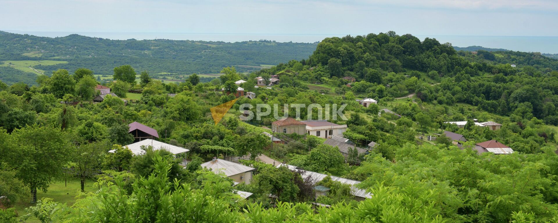 Накопительный резервуар для воды и жители села Абгархук Накопительный резервуар для воды и жители села Абгархук - Sputnik Абхазия, 1920, 16.01.2026