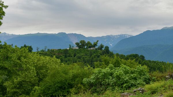 Накопительный резервуар для воды и жители села Абгархук  - Sputnik Абхазия
