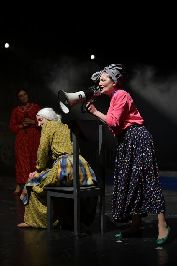 Глуховатую старуху играет актриса Тома Авидзба. Ей орут в ухо по громкоговорителю. Она же в конце спектакля риторически вопрошает &quot;И кто из нас глухой?&quot; - Sputnik Абхазия
