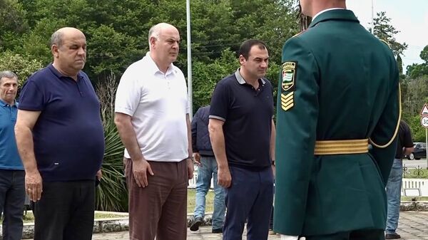 Президент Республики Абхазия Аслан Бжания возложил цветы к Мемориалу Славы в селе Тамыш - Sputnik Абхазия