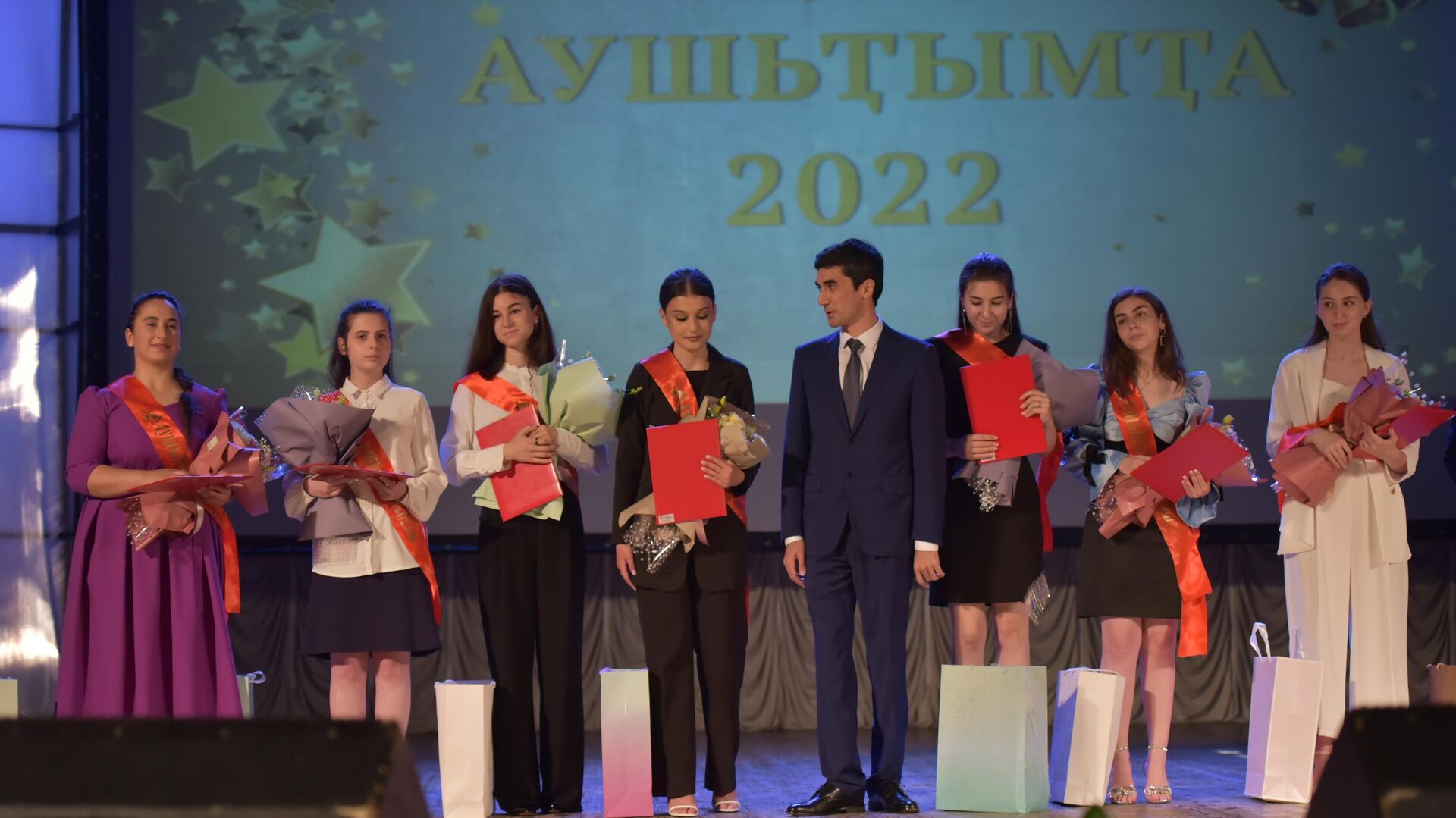 Вручение медалей выпускникам школ 2022 год  - Sputnik Абхазия, 1920, 02.07.2022