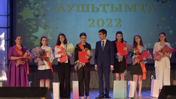 Вручение медалей выпускникам школ 2022 год  - Sputnik Абхазия