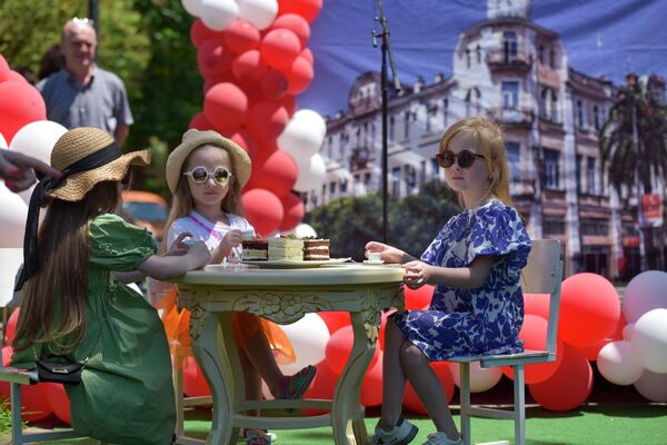 Праздничный день  начался с детских развлекательных мероприятий. - Sputnik Абхазия