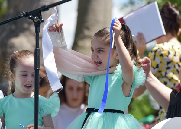 Воспитанники столичных детских садов пели песни и демонстрировали танцевальные номера. - Sputnik Абхазия